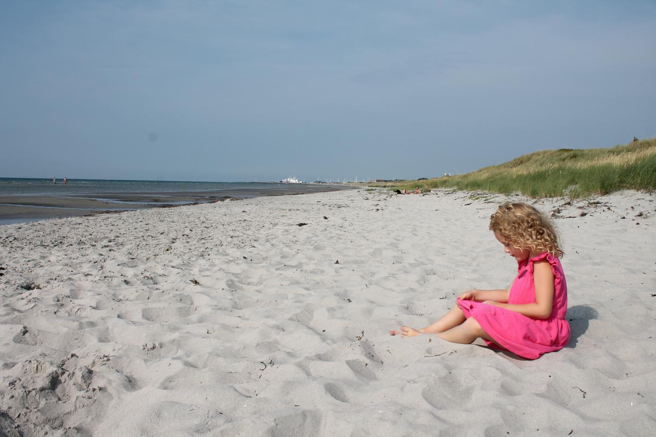 Pige på strand