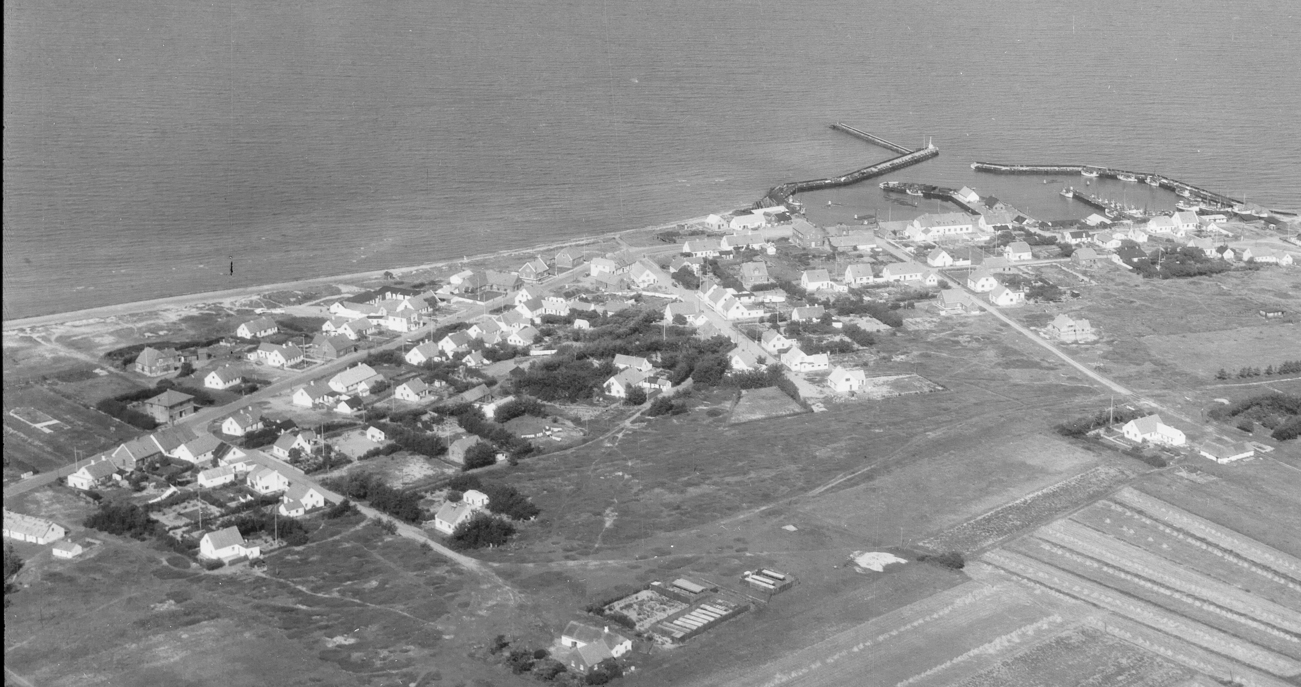 Vesterø Havneby omkring 1952 - luftfoto Aalborg Luftfoto, Det Kongelige Bibliotek