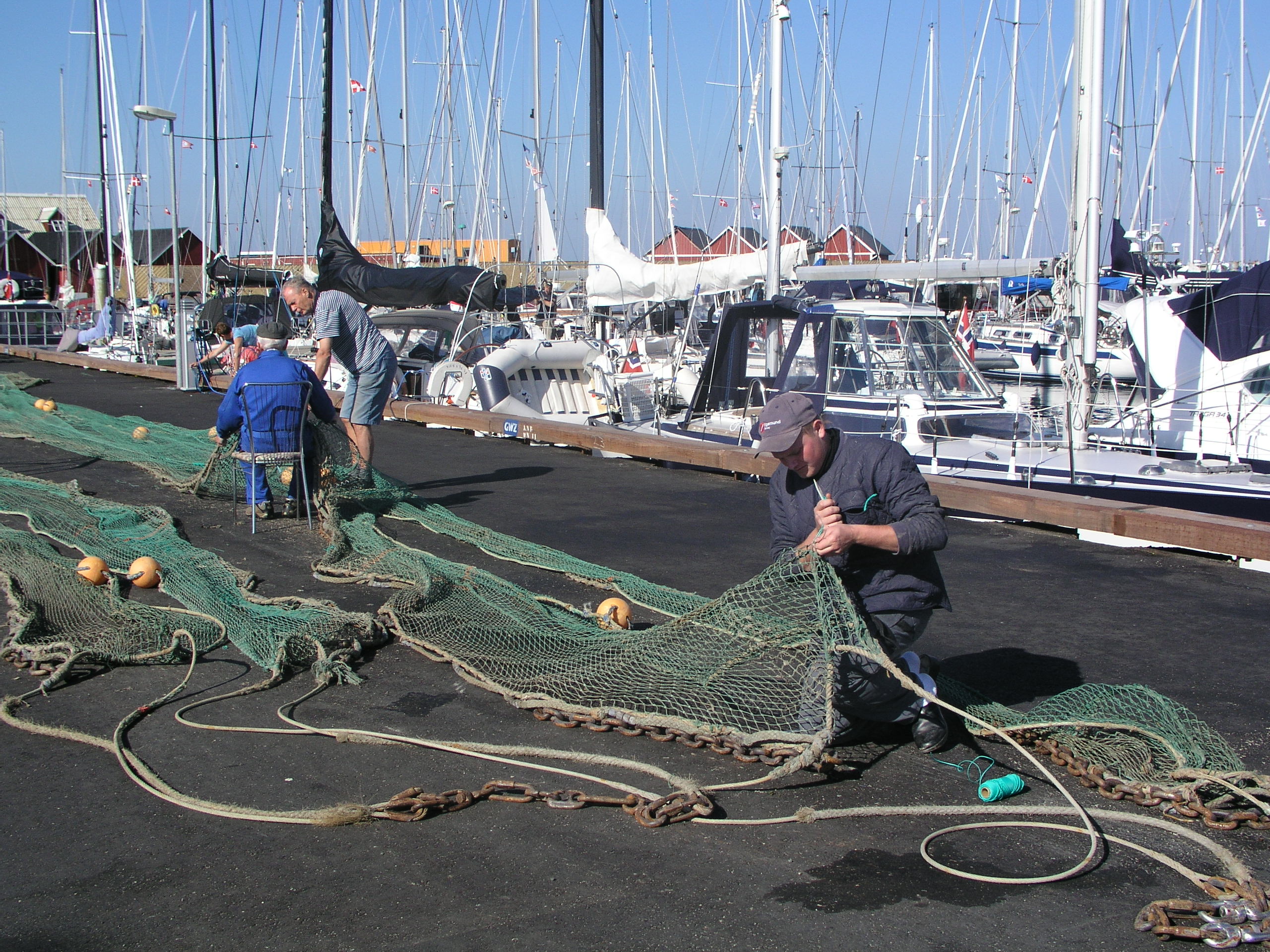 Der bødes garn på Vesterø Havn