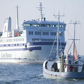 Fiskerbåc sejler ud og færgen sejler ind